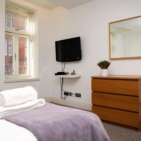 Apt 3, Trafalgar Sq Duplex, 3Rd & 4Th Floor By Indigo Flats London Bagian luar foto