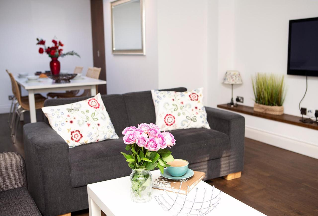 Apt 3, Trafalgar Sq Duplex, 3Rd & 4Th Floor By Indigo Flats London Bagian luar foto