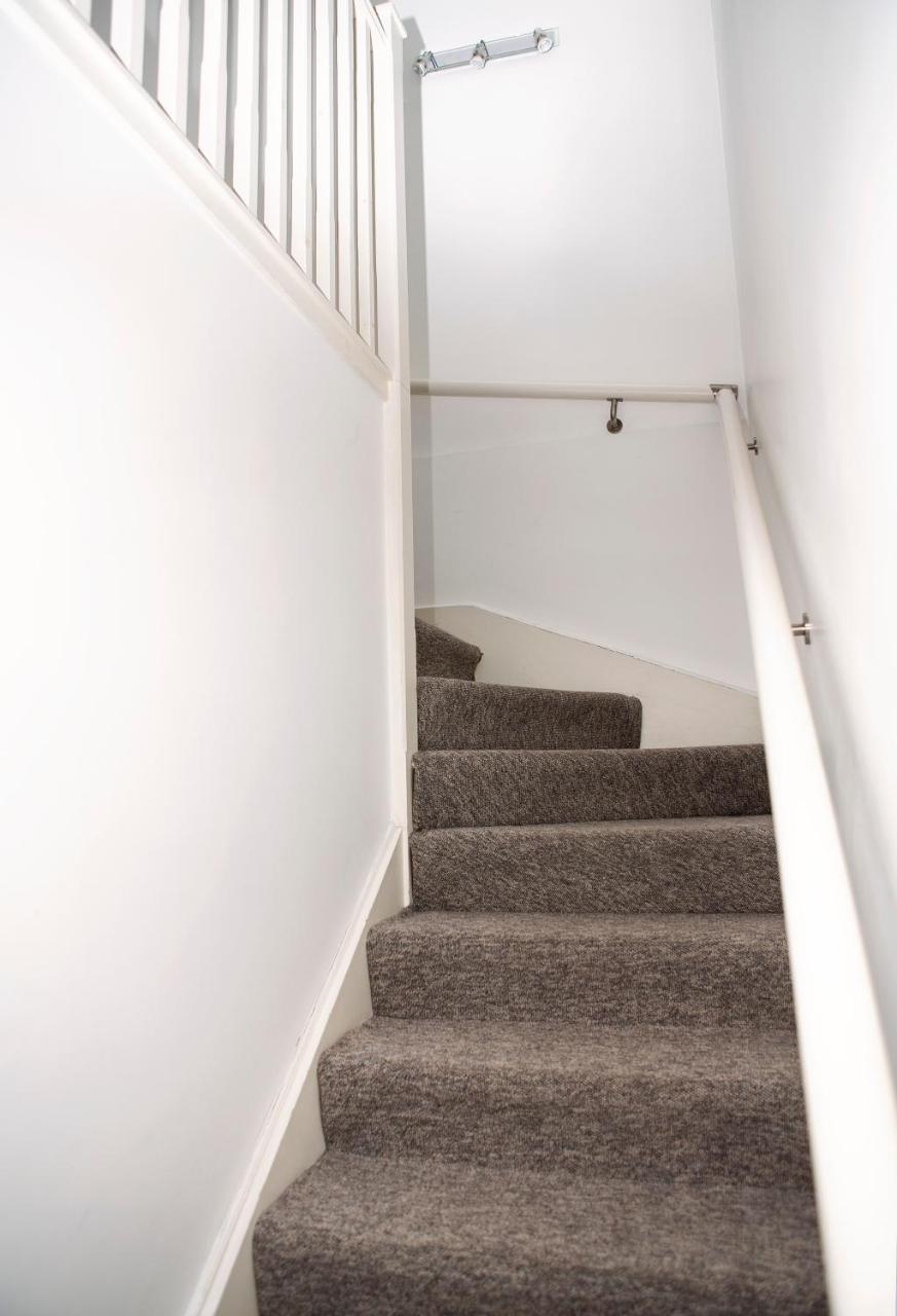 Apt 3, Trafalgar Sq Duplex, 3Rd & 4Th Floor By Indigo Flats London Bagian luar foto