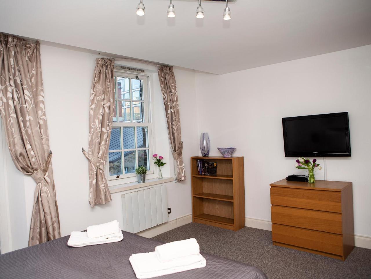 Apt 3, Trafalgar Sq Duplex, 3Rd & 4Th Floor By Indigo Flats London Bagian luar foto
