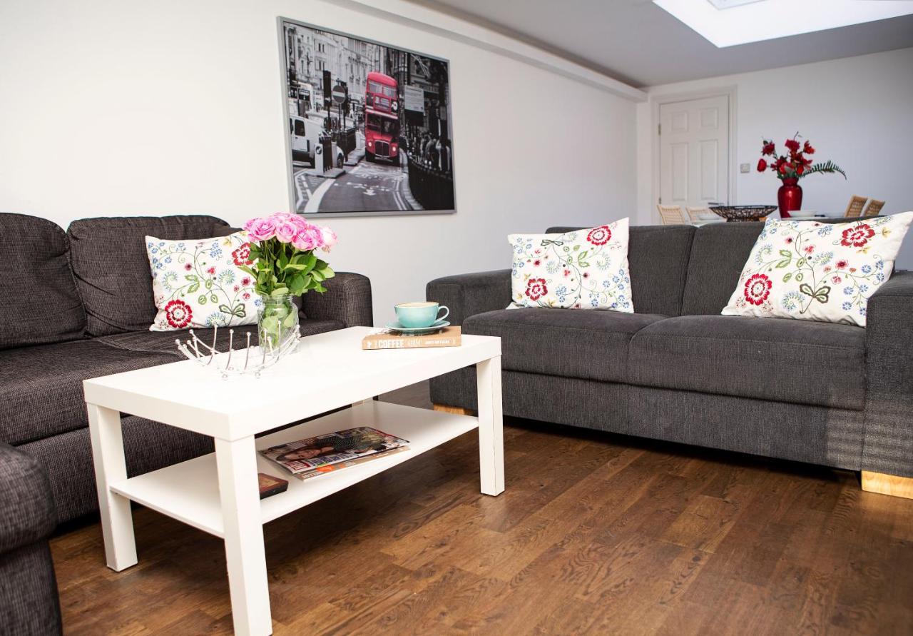 Apt 3, Trafalgar Sq Duplex, 3Rd & 4Th Floor By Indigo Flats London Bagian luar foto