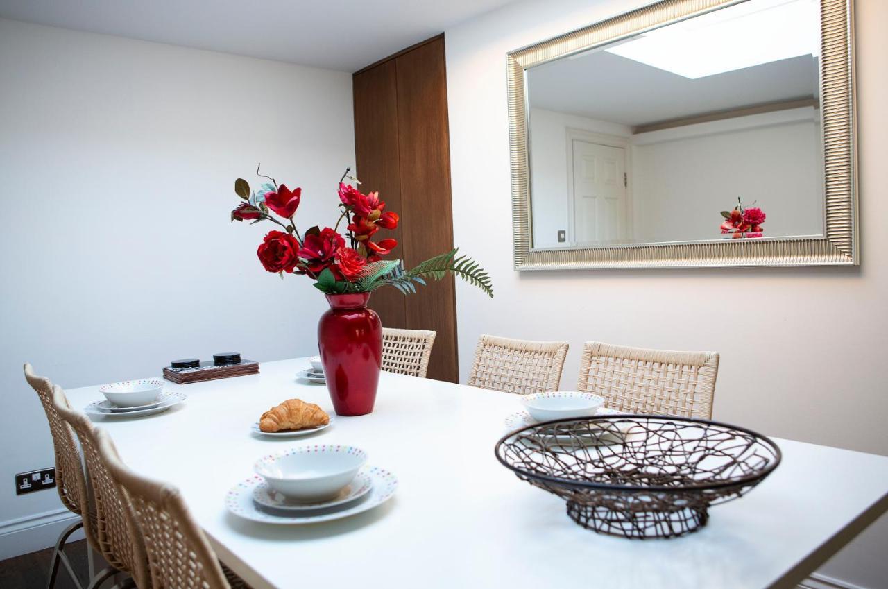 Apt 3, Trafalgar Sq Duplex, 3Rd & 4Th Floor By Indigo Flats London Bagian luar foto