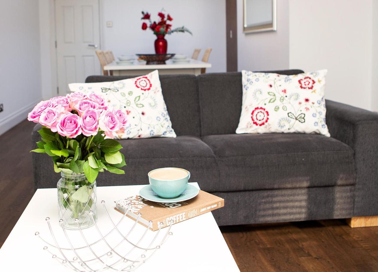 Apt 3, Trafalgar Sq Duplex, 3Rd & 4Th Floor By Indigo Flats London Bagian luar foto